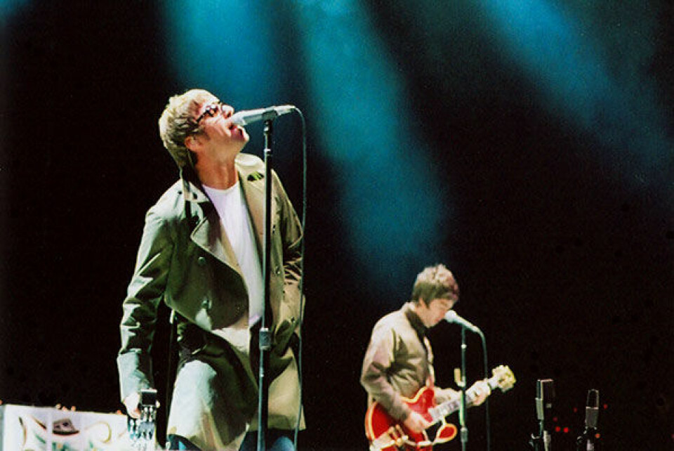 Oasis-brødrene Liam og Noel Gallagher under en konsert i San Diego i 2005. (Foto: Will Fresch/Wikimedia Commons)
