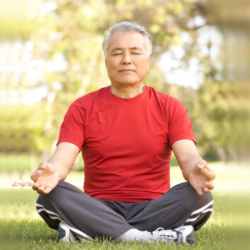 Mindfulness-meditasjon er ikke knyttet til en bestemt religion. Og det er ingen krav til hvordan man skal sitte når man mediterer. Nye utøvere av meditasjon bør imidlertid ikke forvente at alt går som smurt. Reinhard Stelter forteller at det første man sannsynligvis vil oppleve, er irritasjon. (Foto: Colourbox) Mindfulness-meditasjon er ikke knyttet til en bestemt religion. Og det er ingen krav til hvordan man skal sitte når man mediterer. Nye utøvere av meditasjon bør imidlertid ikke forvente at alt går som smurt. Reinhard Stelter forteller at det første man sannsynligvis vil oppleve, er irritasjon. (Foto: Colourbox)