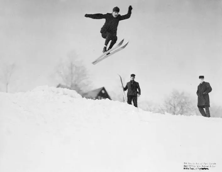 Skihopping i Canada i 1905. (Foto: Library and Archives Canada, se lisens her.)