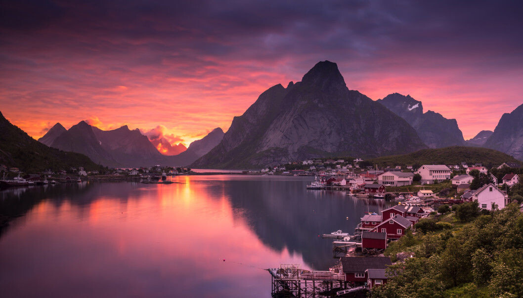 Solnedgang ved Reine i Lofoten. Solnedgang ved Reine i Lofoten.