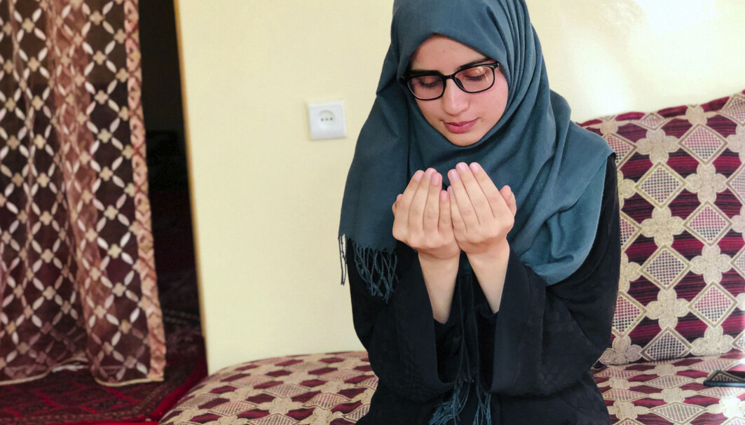 18 År gamle Salge Baran fikk den høyeste poengsummen i hele Afghanistan på opptaksprøven for universitetsutdannelse i år. Hun ønsker å bli lege og bli i landet. Men med Taliban ved makten er hun – som mange andre studenter – nå usikker på hva framtiden vil bringe. Her er hun fotografert mens hun ber hjemme hos seg selv. 18 År gamle Salge Baran fikk den høyeste poengsummen i hele Afghanistan på opptaksprøven for universitetsutdannelse i år. Hun ønsker å bli lege og bli i landet. Men med Taliban ved makten er hun – som mange andre studenter – nå usikker på hva framtiden vil bringe. Her er hun fotografert mens hun ber hjemme hos seg selv.