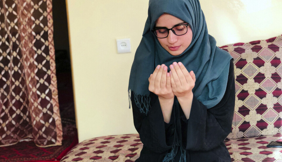 18 År gamle Salge Baran fikk den høyeste poengsummen i hele Afghanistan på opptaksprøven for universitetsutdannelse i år. Hun ønsker å bli lege og bli i landet. Men med Taliban ved makten er hun – som mange andre studenter – nå usikker på hva framtiden vil bringe. Her er hun fotografert mens hun ber hjemme hos seg selv.