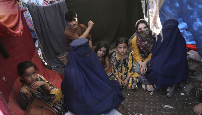 Lærer Nilofar (i burka t.v.) fra Takhar-provinsen søkte tilflukt i Kabul under Taliban-offensiven tidligere i sommer. Kvinner er nå svært usikre på hva Talibans maktovertakelse vil ha å si for deres muligheter til å delta i samfunnet framover. Nilofar ville derfor bare stå fram med fornavn. Lærer Nilofar (i burka t.v.) fra Takhar-provinsen søkte tilflukt i Kabul under Taliban-offensiven tidligere i sommer. Kvinner er nå svært usikre på hva Talibans maktovertakelse vil ha å si for deres muligheter til å delta i samfunnet framover. Nilofar ville derfor bare stå fram med fornavn.