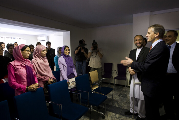 I 2008 møtte daværende utenriksminister Jonas Gahr Støre en gruppe studenter, både kvinner og menn, i Kabul. Nye regler under Taliban tilsier nå at kvinnelige og mannlige studenter må være fysisk atskilt. I 2008 møtte daværende utenriksminister Jonas Gahr Støre en gruppe studenter, både kvinner og menn, i Kabul. Nye regler under Taliban tilsier nå at kvinnelige og mannlige studenter må være fysisk atskilt.
