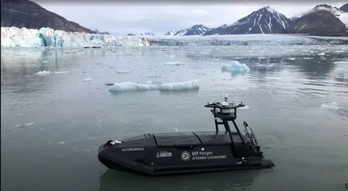Forskere håper at disse fartøyene eller robotene, kan skaffe nødvendig kunnskap fra vannet ved brefrontene.