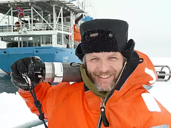 Arild Sundfjord er en av forskerne som studerer samspillet mellom fjorder og isbreer på Svalbard.