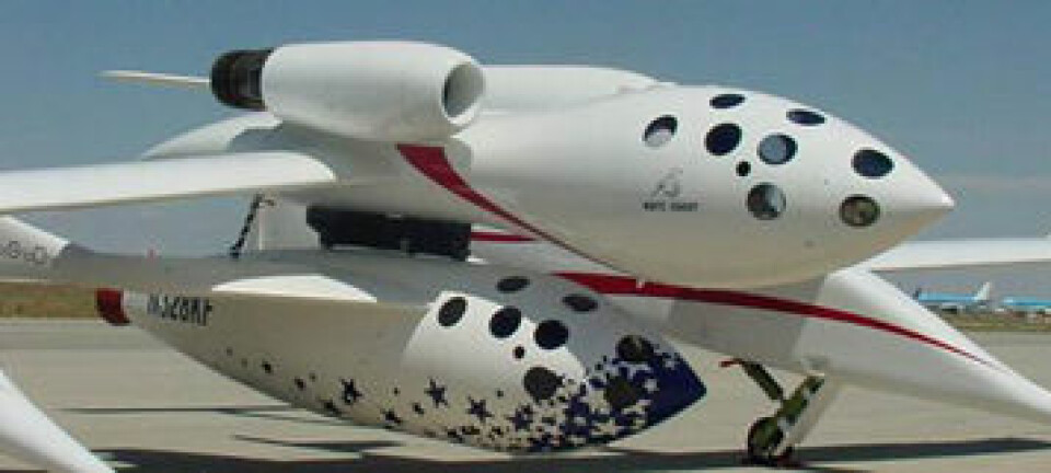 "SpaceShipOne under buken på bæreflyet White Knight som tar seg av de første 15 kilometerne av flyturen før raketten fyrer opp."