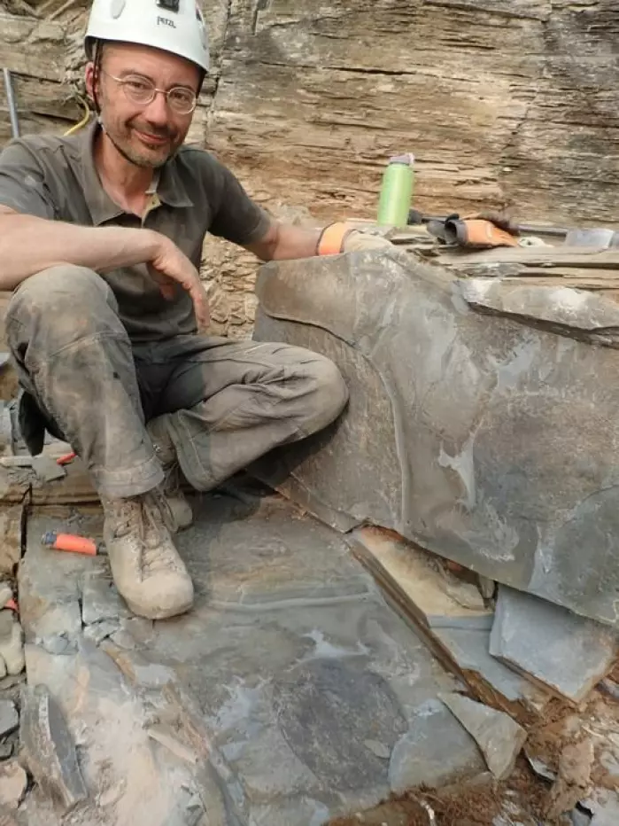 Her er forskeren Jean-Bernard Caron med en fossil de har funnet av det urgamle dyret.