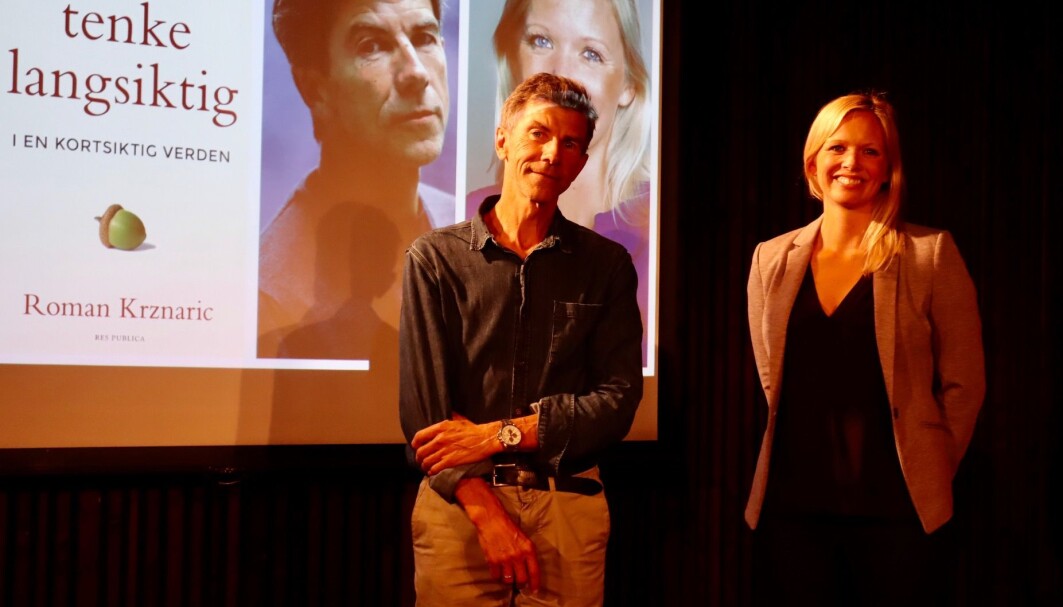 – Vi må bli mer langsiktige i utvinning og bruk av ressurser. Men evolusjonsmessig er vi ikke gode til å forsake dagens behov til beste for de ufødte, konstaterer biologiprofessor Dag O. Hessen ved lanseringen av boken «Hvordan tenke langsiktig» av Roman Krznaric nylig. Hilde Nagel, rådgiver i Tankesmien Agenda (t.h.). – Vi må bli mer langsiktige i utvinning og bruk av ressurser. Men evolusjonsmessig er vi ikke gode til å forsake dagens behov til beste for de ufødte, konstaterer biologiprofessor Dag O. Hessen ved lanseringen av boken «Hvordan tenke langsiktig» av Roman Krznaric nylig. Hilde Nagel, rådgiver i Tankesmien Agenda (t.h.).