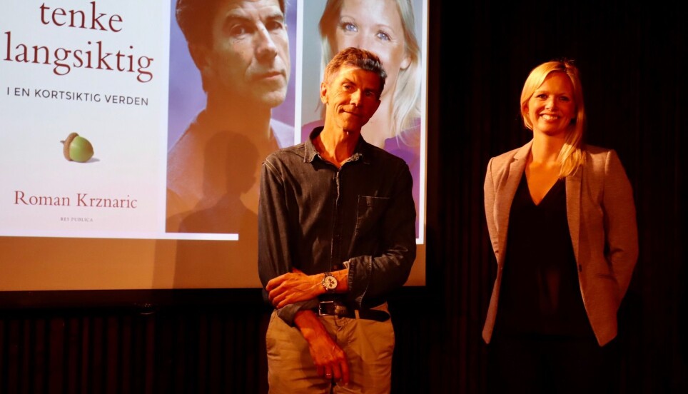 – Vi må bli mer langsiktige i utvinning og bruk av ressurser. Men evolusjonsmessig er vi ikke gode til å forsake dagens behov til beste for de ufødte, konstaterer biologiprofessor Dag O. Hessen ved lanseringen av boken «Hvordan tenke langsiktig» av Roman Krznaric nylig. Hilde Nagel, rådgiver i Tankesmien Agenda (t.h.).