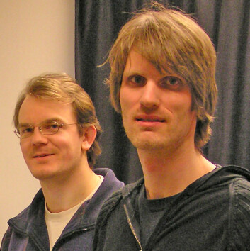 "Henning Knudsen (venstre) og Bjørnar Sandnes, post-doktorer ved Fysisk institutt, Universitet i Oslo." "Henning Knudsen (venstre) og Bjørnar Sandnes, post-doktorer ved Fysisk institutt, Universitet i Oslo."