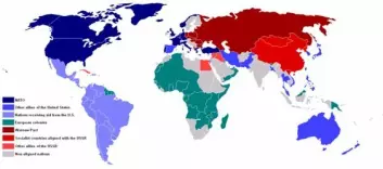 "Den kalde krigen delte verden i to. Det blå området på verdenskartet representerer NATO-land, det røde viser land i Warszawa-pakten."