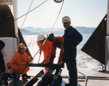 Forskere i arbeid under kartleggingen av Astafjordene. (Foto: NGU) Forskere i arbeid under kartleggingen av Astafjordene. (Foto: NGU)
