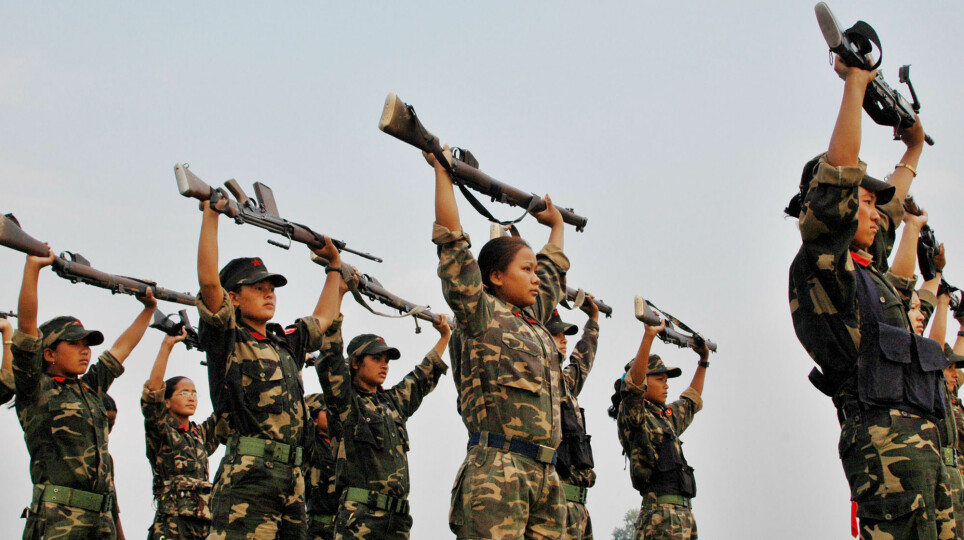 Alle de mindreårige Hauge intervjuet i Colombia og Nepal kom fra svært vanskelige forhold og sluttet seg til geriljagruppen frivillig. Bildetviser maoist-soldater underen øvelse utenfor Kamlajhora i Nepal i 2006.