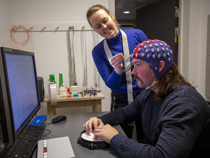 Med hjelp av EEG kan Foldal måle elektrisk aktivitet i hjernen hos deltagere som løser oppgaver mens de lytter til en rytme og avvikende lyder. Med hjelp av EEG kan Foldal måle elektrisk aktivitet i hjernen hos deltagere som løser oppgaver mens de lytter til en rytme og avvikende lyder.