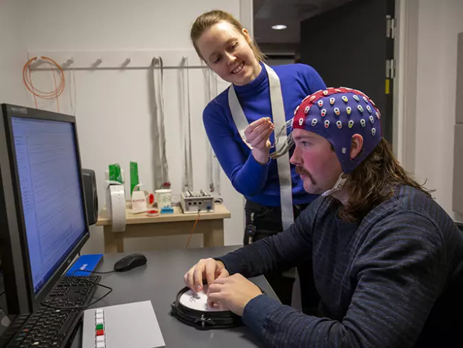 Med hjelp av EEG kan Foldal måle elektrisk aktivitet i hjernen hos deltagere som løser oppgaver mens de lytter til en rytme og avvikende lyder.