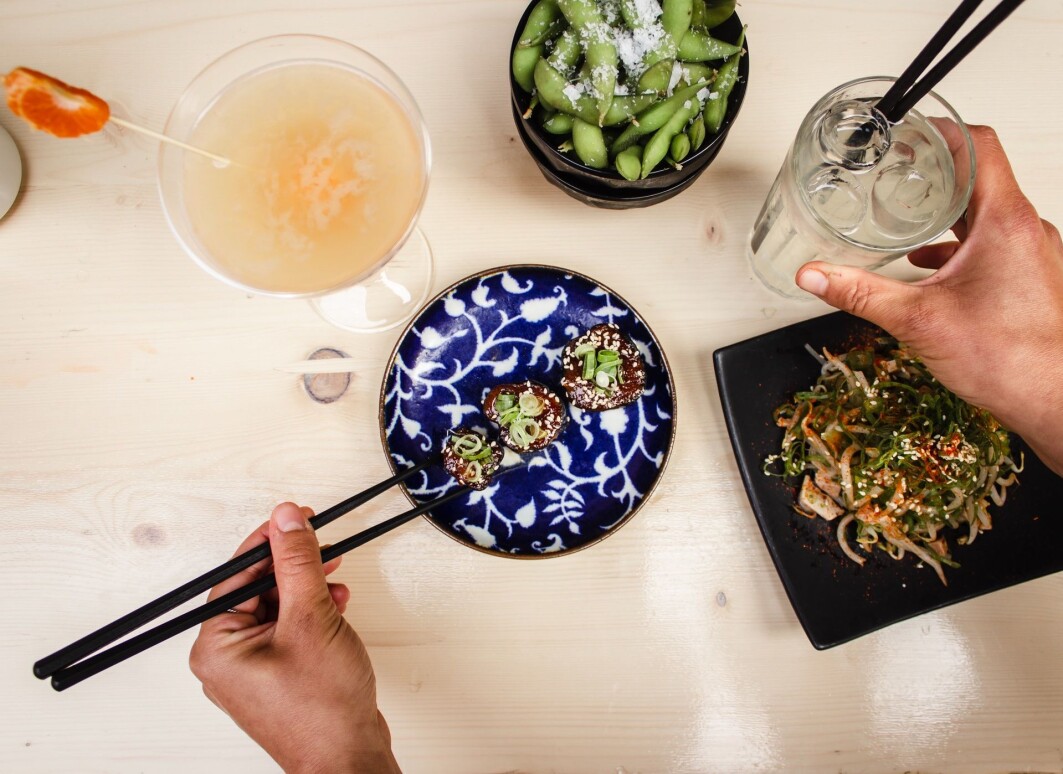 Fermentert fiskesaus er en vanlig smaksforsterker i asiatiske retter. Fermentert fiskesaus er en vanlig smaksforsterker i asiatiske retter.