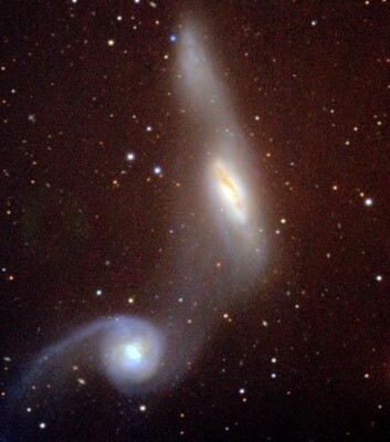 To galakser som holder på å kollidere stjeler materiale fra hverandre. Denne prosessen aktiverer galaksenes kjerner. (Foto: NASA) To galakser som holder på å kollidere stjeler materiale fra hverandre. Denne prosessen aktiverer galaksenes kjerner. (Foto: NASA)