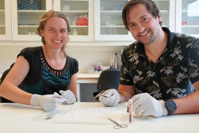 Sanne Boessenkool og Oliover Kersten ser på blodprøver og fjær for å gjøre genomanalyser. Sanne Boessenkool og Oliover Kersten ser på blodprøver og fjær for å gjøre genomanalyser.