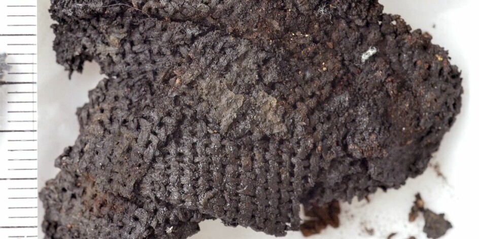 Dette tøystykket er fra steinalderen. I 60 år har fagfolk diskutert om det er laget av ull eller lin.