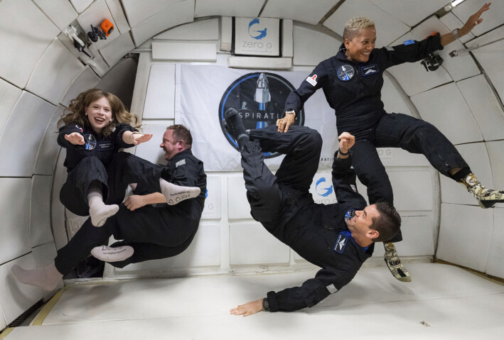 Her svever astronautene vektløse rundt under en øvelse i forkant av oppskytningen. Fra venstre: Hayley Arceneaux, Chris Sembroski, Jared Isaacman og Sian Proctor. Her svever astronautene vektløse rundt under en øvelse i forkant av oppskytningen. Fra venstre: Hayley Arceneaux, Chris Sembroski, Jared Isaacman og Sian Proctor.