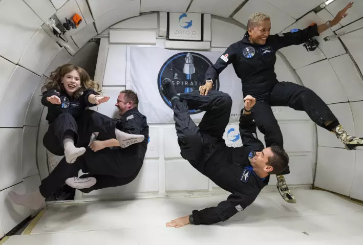 Her svever astronautene vektløse rundt under en øvelse i forkant av oppskytningen. Fra venstre: Hayley Arceneaux, Chris Sembroski, Jared Isaacman og Sian Proctor.