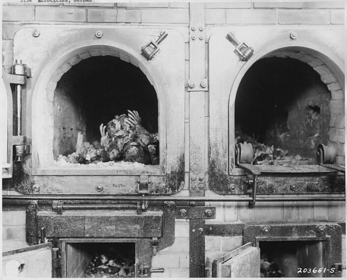 Forkullede kropper ble funnet av amerikanske tropper i konsentrasjonsleiren Buchenwald nær Jena i Tyskland, 16. april 1945. (Foto: National Archives and Records Administration, se lisens her) Forkullede kropper ble funnet av amerikanske tropper i konsentrasjonsleiren Buchenwald nær Jena i Tyskland, 16. april 1945. (Foto: National Archives and Records Administration, se lisens her)