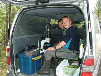 Laskemoen (bak) og Oddmund Kleven i det mobile laboratoriet. Foto: Jarl Andreas Anmarkrud, NHM/UiO