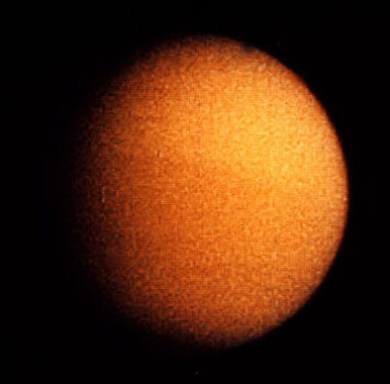 "Dette var utsikten fra Voyager I da den fløy forbi Titan i 1980. Bildet er tatt på 4 500 000 kilometers avstand. (Foto: NASA/JPL)" "Dette var utsikten fra Voyager I da den fløy forbi Titan i 1980. Bildet er tatt på 4 500 000 kilometers avstand. (Foto: NASA/JPL)"
