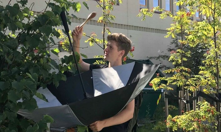 Johannes Lande Nyborg jaktar på småkryp i Sogndal sentrum med utradisjonelle verktøy: paraply og sleiv. Foto: Amalie Svendsen. Johannes Lande Nyborg jaktar på småkryp i Sogndal sentrum med utradisjonelle verktøy: paraply og sleiv. Foto: Amalie Svendsen.
