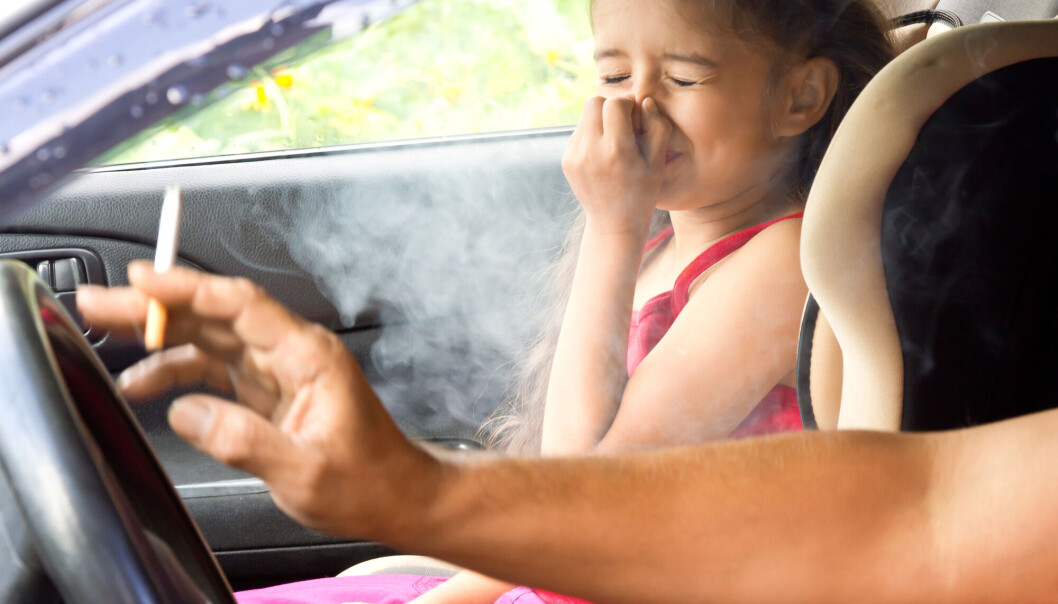 Norge har ennå ikke vedtatt lovforbud mot røyking i bilen når barn er tilstede. Nå viser en ny studie fra UiT at jenter som er utsatt for passiv røyking, får høyere risiko for brystkreft som voksne. Norge har ennå ikke vedtatt lovforbud mot røyking i bilen når barn er tilstede. Nå viser en ny studie fra UiT at jenter som er utsatt for passiv røyking, får høyere risiko for brystkreft som voksne.