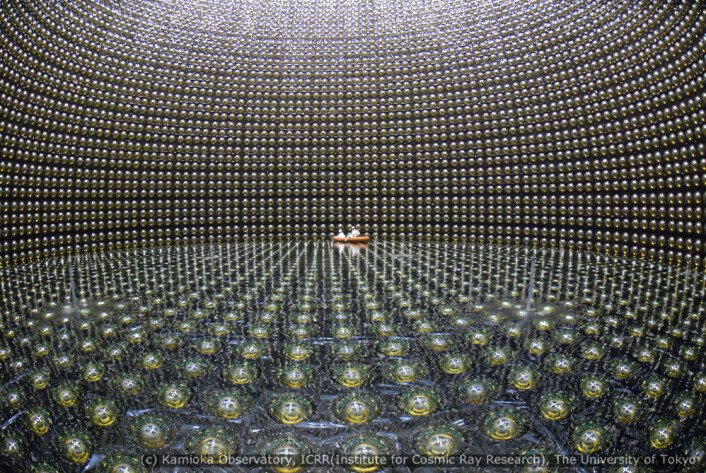 Her holder nøytrino-detektoren Super-Kamiokande på å bli fylt med 50 millioner liter vann. De runde objektene er lysdetektorene. I midten seiler et par teknikere rundt i en gummibåt. (Foto: Kamioka Observatory, ICRR (Institute for Cosmic Ray Research), The University of Tokyo.)