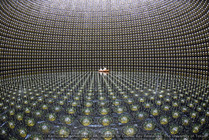 Her holder nøytrino-detektoren Super-Kamiokande på å bli fylt med 50 millioner liter vann. De runde objektene er lysdetektorene. I midten seiler et par teknikere rundt i en gummibåt. (Foto: Kamioka Observatory, ICRR (Institute for Cosmic Ray Research), The University of Tokyo.) Her holder nøytrino-detektoren Super-Kamiokande på å bli fylt med 50 millioner liter vann. De runde objektene er lysdetektorene. I midten seiler et par teknikere rundt i en gummibåt. (Foto: Kamioka Observatory, ICRR (Institute for Cosmic Ray Research), The University of Tokyo.)