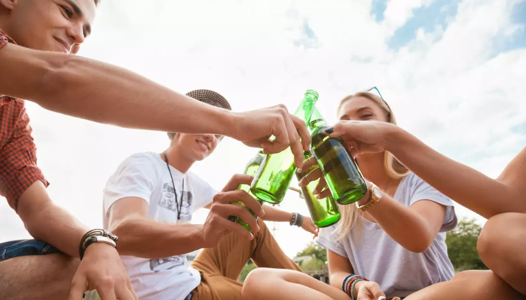 Ungdommer som hadde frykt for å gå glipp av noe - FOMO - hadde høyere alkoholkonsum, viser norsk studie.