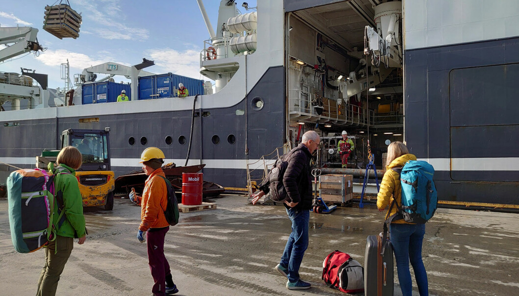 Det er like før avgang til farvannene ved Svalbard. Forskningsskipet G.O. Sars laster inn et førtitalls paller med utstyr og instrumenter, og ikke minst ankommer 16 forskere og teknikere fra Havforskningsinstituttet, Norges geologiske undersøkelse og Universitetsmuseet i Bergen. Det er like før avgang til farvannene ved Svalbard. Forskningsskipet G.O. Sars laster inn et førtitalls paller med utstyr og instrumenter, og ikke minst ankommer 16 forskere og teknikere fra Havforskningsinstituttet, Norges geologiske undersøkelse og Universitetsmuseet i Bergen.