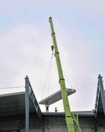 Lett-tak-elementer heises på plass ved Askos nye sentrallager i Vestby kommune. Med nærmere 30 meters høyde utsettes bygget for store vindkrefter. (Foto: Kristian Thorrud) Lett-tak-elementer heises på plass ved Askos nye sentrallager i Vestby kommune. Med nærmere 30 meters høyde utsettes bygget for store vindkrefter. (Foto: Kristian Thorrud)