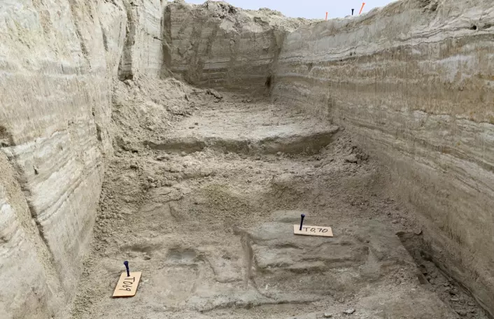 Fotsporene ble funnet under tykke, arkeologiske lag.