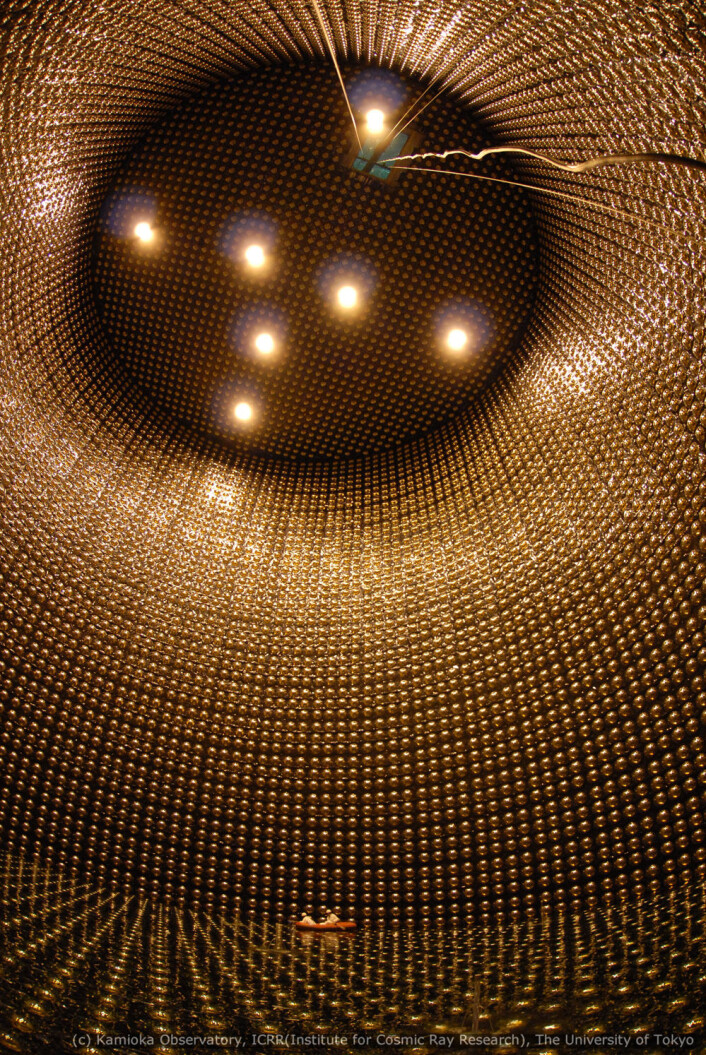 Det er høyt under taket i Super-Kamiokande. Langt der oppe kan vi skimte åpningen hvor forskerne kommer inn. (Foto: Kamioka Observatory, ICRR (Institute for Cosmic Ray Research), The University of Tokyo.) Det er høyt under taket i Super-Kamiokande. Langt der oppe kan vi skimte åpningen hvor forskerne kommer inn. (Foto: Kamioka Observatory, ICRR (Institute for Cosmic Ray Research), The University of Tokyo.)