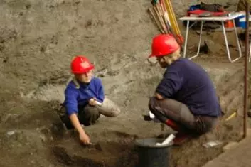 "Silje Øvrebø Foyn og Merethe Johansen graver forsiktig ut funn fra den antakelig 9000 år gamle møddingen på Herand."