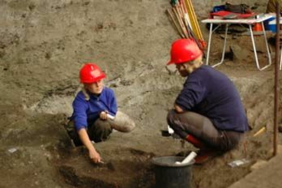 'Silje Øvrebø Foyn og Merethe Johansen graver forsiktig ut funn fra den antakelig 9000 år gamle møddingen på Herand.'