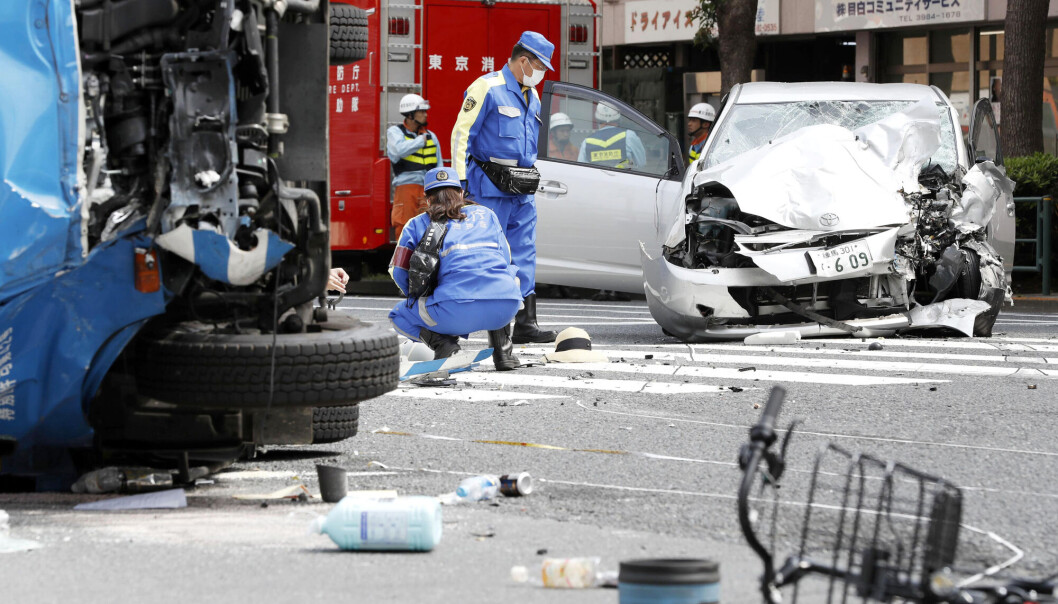 I høst ble en 90 år gammel japansk sjåfør dømt til fem års fengsel etter en dødelig bilulykke i en trafikkert gate i Tokyo, der en 3-åring og hennes mor ble drept. Saken vakte stor oppmerksomhet og førte til en intens debatt om at eldre bak rattet kan være et sikkerhetsproblem. I høst ble en 90 år gammel japansk sjåfør dømt til fem års fengsel etter en dødelig bilulykke i en trafikkert gate i Tokyo, der en 3-åring og hennes mor ble drept. Saken vakte stor oppmerksomhet og førte til en intens debatt om at eldre bak rattet kan være et sikkerhetsproblem.