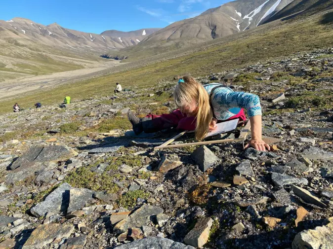 Quadrat analysis: Doctoral research fellow Mie Prik Arnberg carries out quadrat mapping of the vegetation on a sample plot in Mälardalen valley (one of Adventdalen’s side valleys). In the background, Rachel conducts similar analyses on the carcass plot.