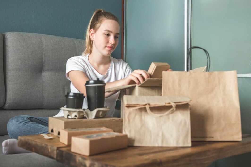 Papp, papir, plast? Det er muligheten for gjenbruk som avgjør hvor bærekraftig emballasjen er – men hvis du vil ha ekte miljøvennlig innpakning, er det aller best å bruke så lite som mulig. Papp, papir, plast? Det er muligheten for gjenbruk som avgjør hvor bærekraftig emballasjen er – men hvis du vil ha ekte miljøvennlig innpakning, er det aller best å bruke så lite som mulig.