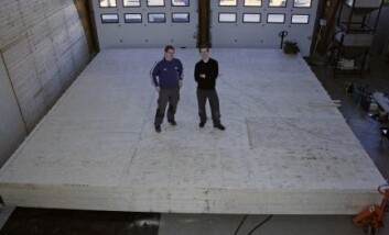 Masterstudentene Kristian Thorrud og Eirik Furulund med deler av masteroppgaven - et Lett-tak på 49 kvadratmeter. (Foto: Kai Tilley) Masterstudentene Kristian Thorrud og Eirik Furulund med deler av masteroppgaven - et Lett-tak på 49 kvadratmeter. (Foto: Kai Tilley)