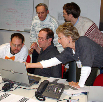 "Forskere fra Descent Imager/Spectral Radiometer-gruppen analyserer data fra Huygens. Fra høyre Jonathan Lunine, interdisciplinary scientist (University of Arizona), Larry Soderblom, DISR team member (USGS), Laura Ellen Dafoe, DISR team scientist (University of Arizona). Oppreist; Marty Tomasko, DISR Principal Investigator, Slyvain Doute, team scientist (Observatoire de Paris). (Foto: ESA/ESOC/University of Arizona)" "Forskere fra Descent Imager/Spectral Radiometer-gruppen analyserer data fra Huygens. Fra høyre Jonathan Lunine, interdisciplinary scientist (University of Arizona), Larry Soderblom, DISR team member (USGS), Laura Ellen Dafoe, DISR team scientist (University of Arizona). Oppreist; Marty Tomasko, DISR Principal Investigator, Slyvain Doute, team scientist (Observatoire de Paris). (Foto: ESA/ESOC/University of Arizona)"