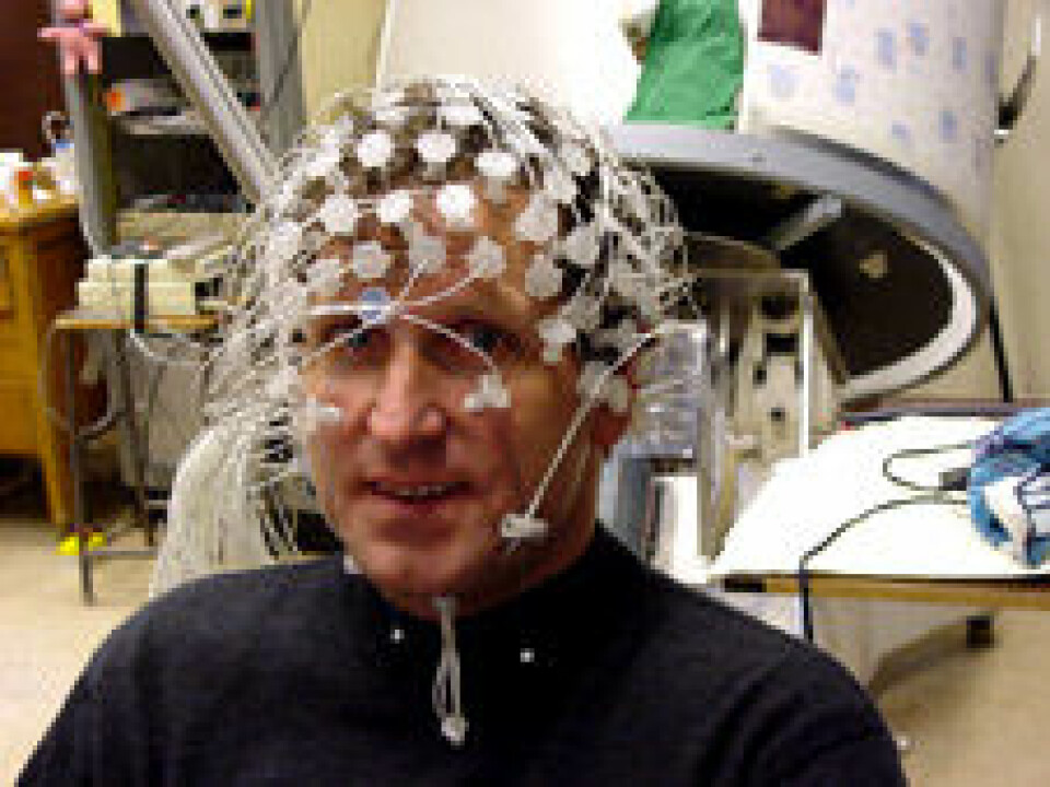 'Psykologiprofessor Ruud van der Weel har persepsjon som hovedfelt. Her prøver han et avansert apparat som måler elektrisk aktivitet i hjernen.'