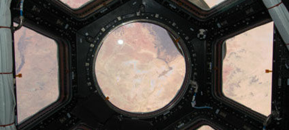 Det første bildet som ble tatt gjennom de nye vinduene på romstasjonen. Vi ser Sahara. Fra kuppelen skal mannskapet på kunne styre romstasjonens robotarmer eller følge med på aktivitet som foregår utenfor. (Foto: NASA