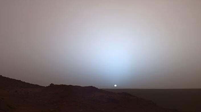"Solnedgang på Mars. Bildet ble tatt i mai 2005 i Gusev-krateret av NASAs rover Spirit. Siden Mars er lenger unna solen enn det jorden er, ser solen bare to tredjedeler så stor ut" "Solnedgang på Mars. Bildet ble tatt i mai 2005 i Gusev-krateret av NASAs rover Spirit. Siden Mars er lenger unna solen enn det jorden er, ser solen bare to tredjedeler så stor ut"