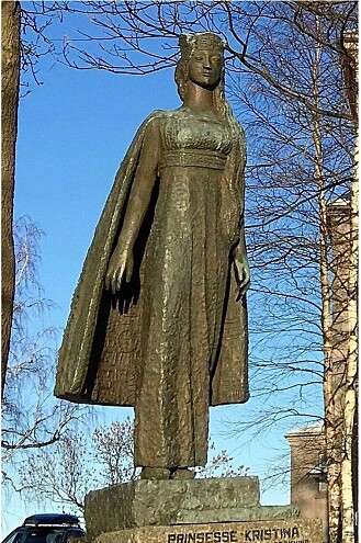 Statue av Kristina av Tunsberg ved Slottsfjellet. Statue av billedhuggeren Brit Sørensen. Statue av Kristina av Tunsberg ved Slottsfjellet. Statue av billedhuggeren Brit Sørensen.