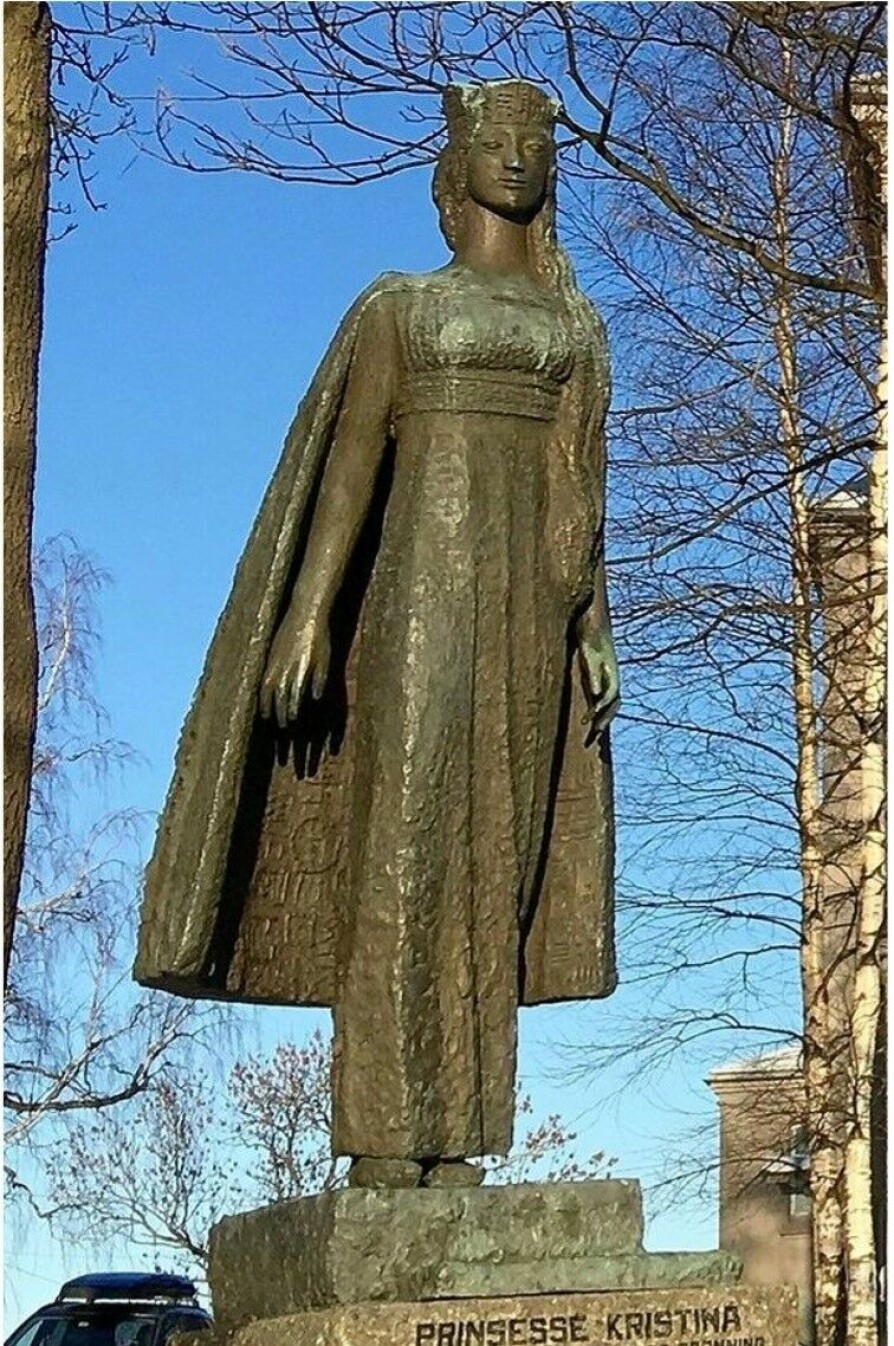 Statue av Kristina av Tunsberg ved Slottsfjellet. Statue av billedhuggeren Brit Sørensen.